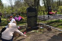Митинг у памятного знака имени И.М.Барсукова и возложение венка на братскую могилу погибших лётчиков в д.Спасская Полисть.