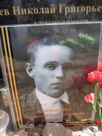 Возложение цветов на братскую могилу погибших летчиков на гражданском кладбище в д.Спасская Полисть. 9 мая 2021 года