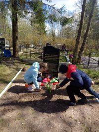 Возложение цветов на братскую могилу погибших летчиков на гражданском кладбище в д.Спасская Полисть. 9 мая 2021 года