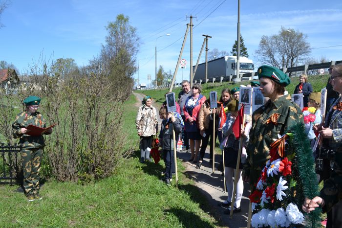 Митинг у памятного знака имени И.М.Барсукова  и возложение венка на братской могиле погибших лётчиков в д.Спасская Полисть 9 мая 2019 год.