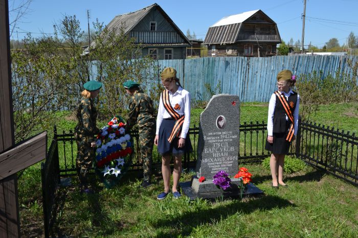 Митинг у памятного знака имени И.М.Барсукова  и возложение венка на братской могиле погибших лётчиков в д.Спасская Полисть 9 мая 2019 год.